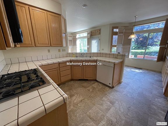 5th image of 8 Horseshoe Bay Ct