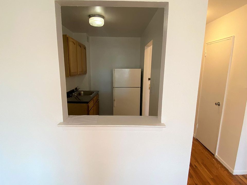 2nd image of 2917 Bainbridge Ave