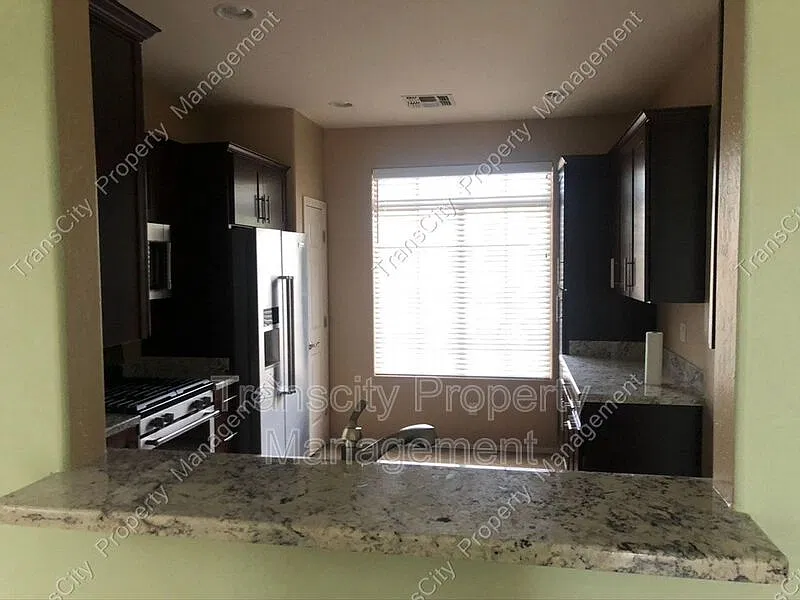 3 bed, 2.0 bath, 1372 sqft, $2,195 — Photo 2