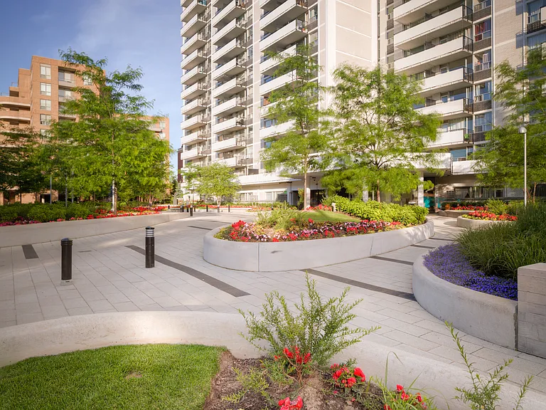 225 Davisville Ave — Photo 49