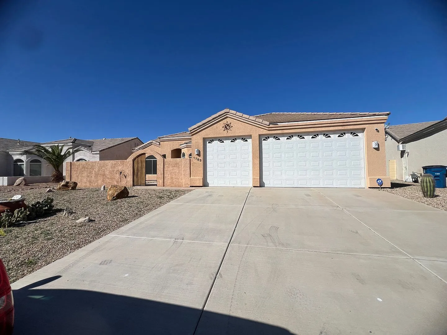 Beautiful 3C Garage Home on Golf Course — Photo 2