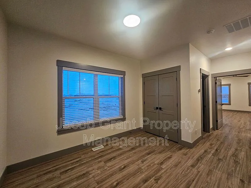3 bed, 2.5 bath, 1800 sqft, $1,800 — Photo 4