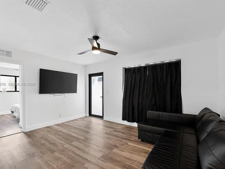1810 NW 9th St #1 — Photo 3