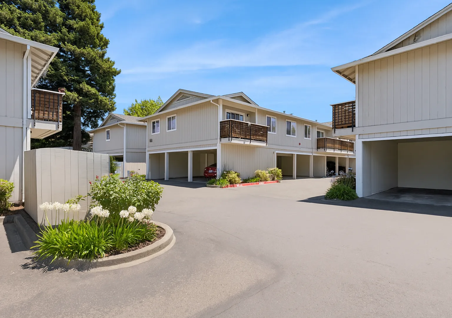 Glenn Manor — Photo 1