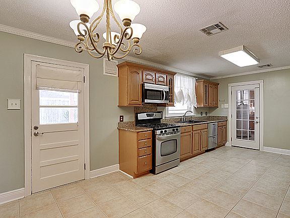 5th image of 861 Clayton Dr