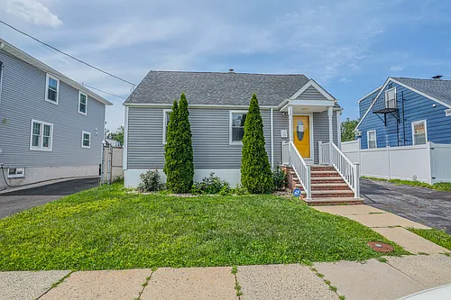 211 Bradford Ave Photo 1