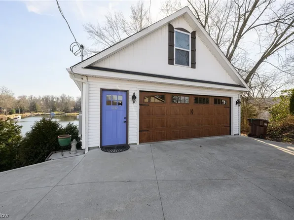 232 Oak Dr NW, North Canton, OH 44720