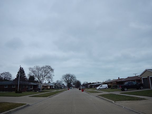 4th image of 31241 Greenhaven St
