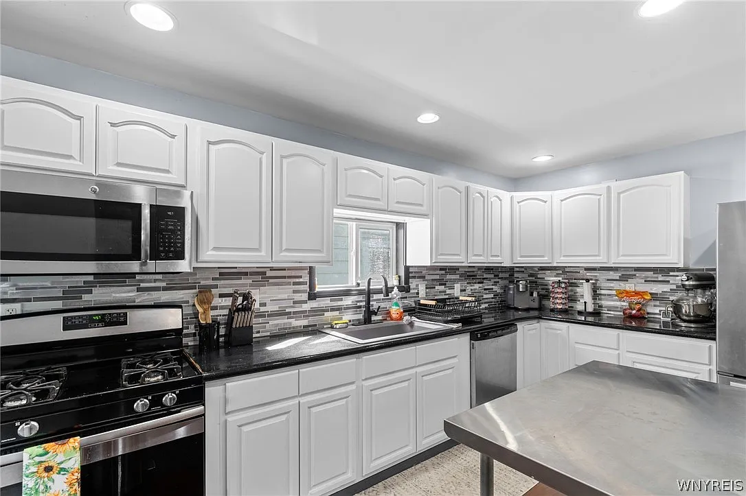 3 bed, 2.0 bath, 1955 sqft, $2,500 — Photo 4