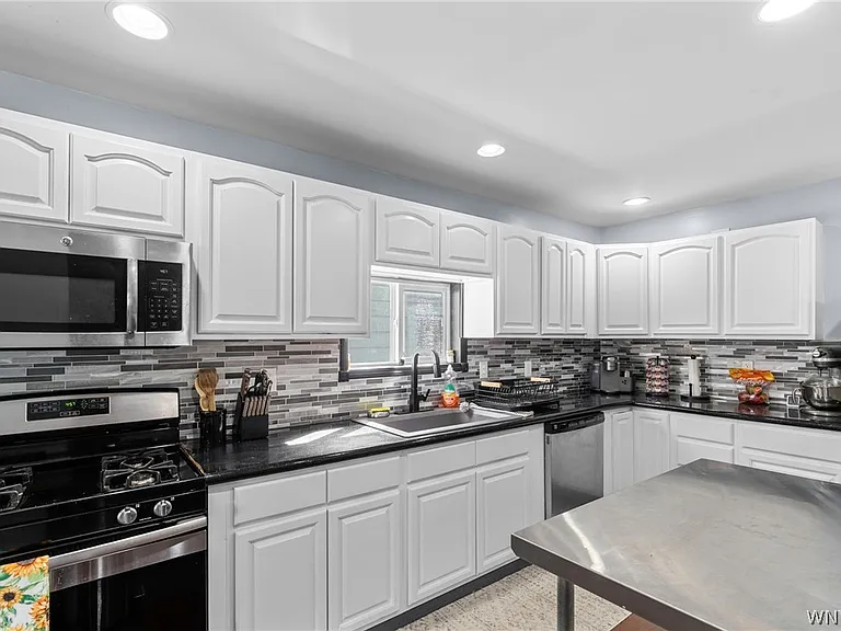 114 Flohr Ave — Photo 4