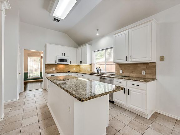 4th image of 2408 Harvard Dr