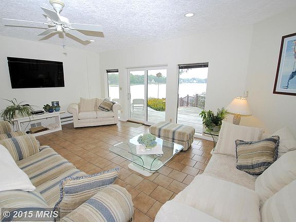 Open Interiors Maximizing Panoramic Water Views