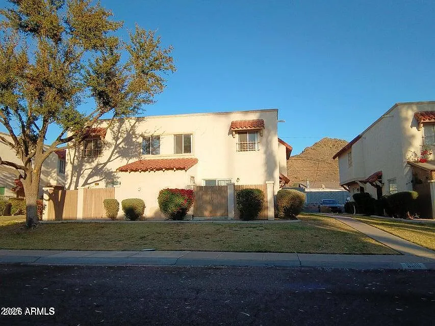 2 bed, 1.5 bath, 924 sqft, $1,700 — Photo 2
