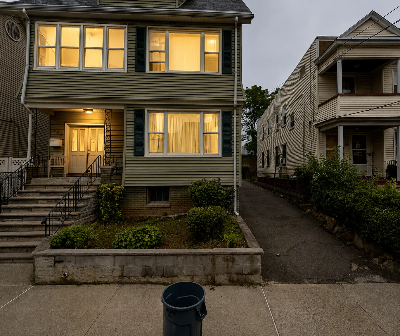 4 bed, $2,700 — Photo 1