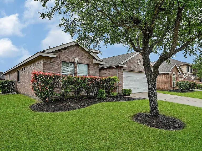 15710 Bannowsky Ln — Photo 2