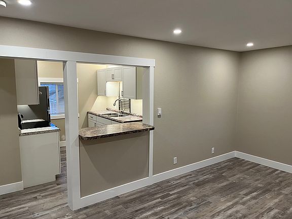5th image of 1015 Stephens Ave #103