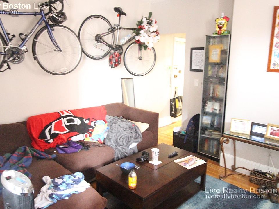 2nd image of 1094 Commonwealth Ave