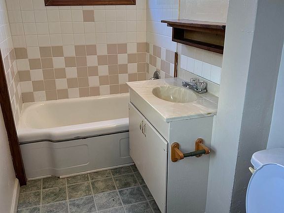 4th image of 819 1st Ave NE