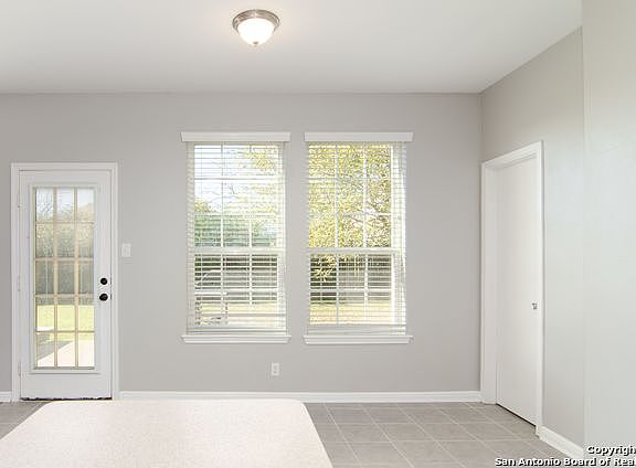 4th image of 8107 Silver Hampton