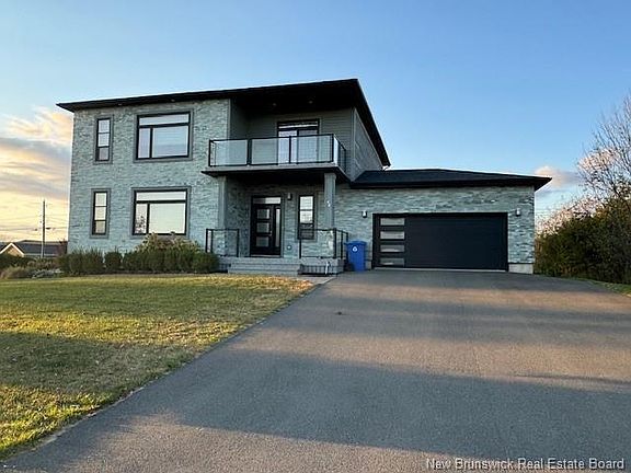 3rd image of 44 Bicentennial Dr