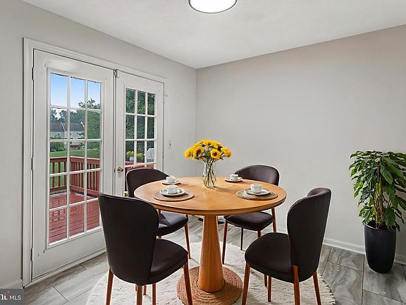 3rd image of 204 Park Brook Ct
