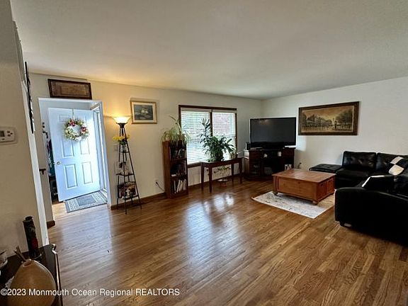 4th image of 313 Riverside Dr