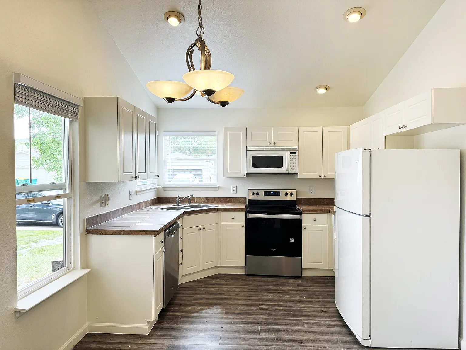 4 bed, 1998 sqft, $2,970 — Photo 3
