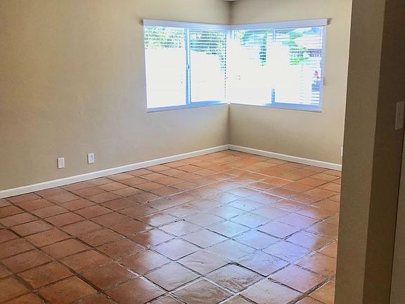 4th image of 3302 Carolyn Cir #1