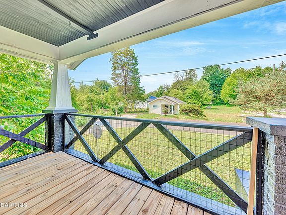 4th image of 212 Connex St
