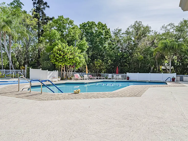 335 Hawthorne Ln — Photo 36