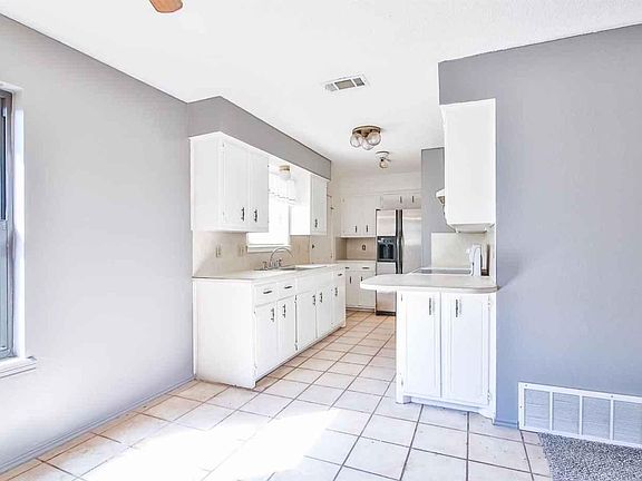 4th image of 1411 Bryan Ave