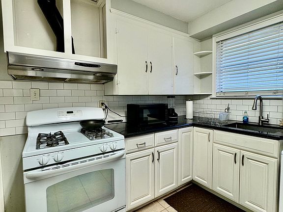 5th image of 932 Helios Ave #1