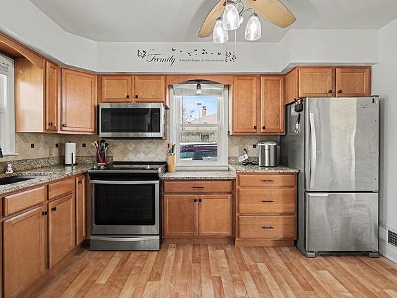 3rd image of 742 Riverside Dr