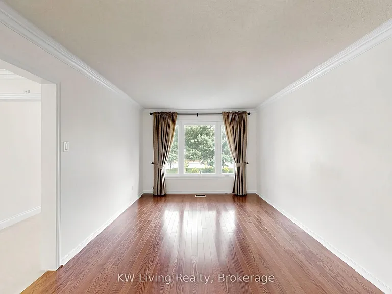 33 Southgate Cres — Photo 3
