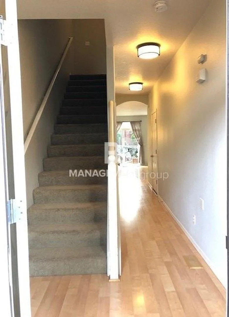 Updated Beaverton Townhome Close to Nike! Private Yard/Patio — Photo 2