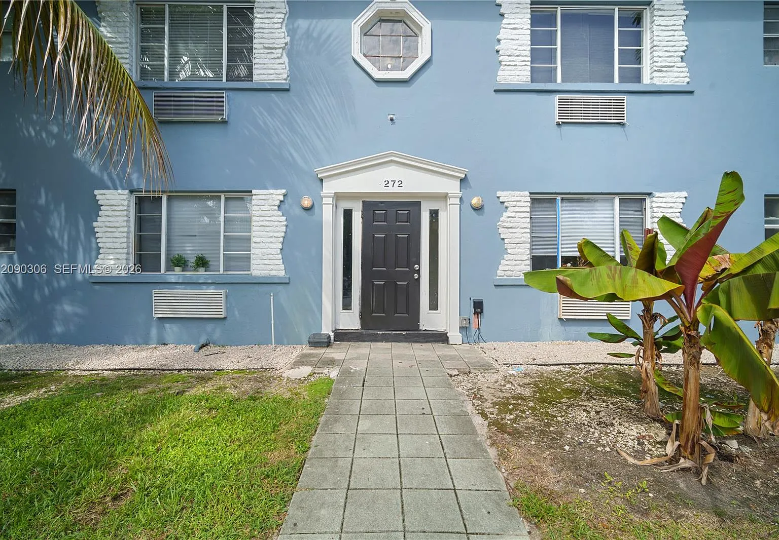 Sabal Palm Court — Photo 1