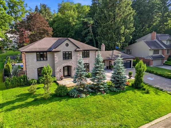28 Stonegate Dr, Hamilton, ON L9G 3R7
