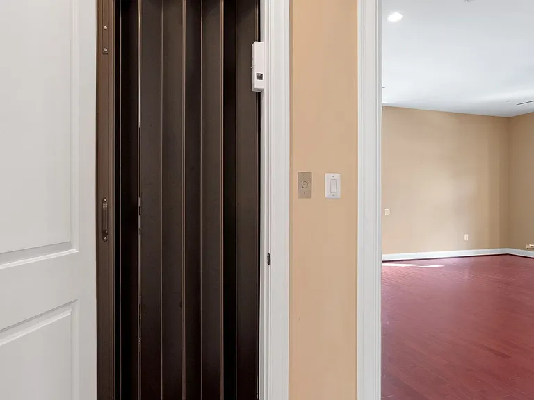 7607 Newmarket Dr — Photo 28