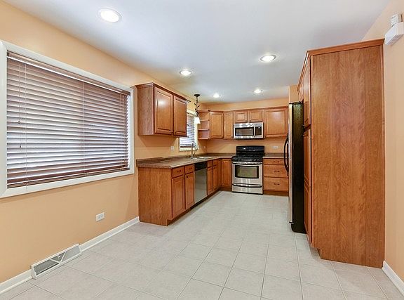 4th image of 7517 Lockwood Ave
