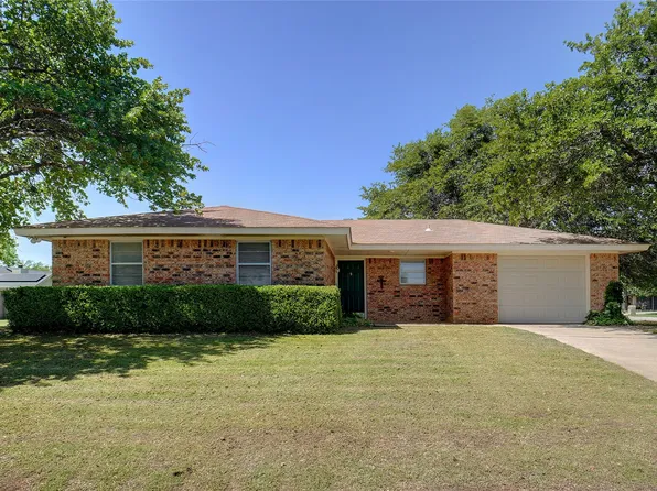 1508 Raborn Dr, Bowie, TX 76230
