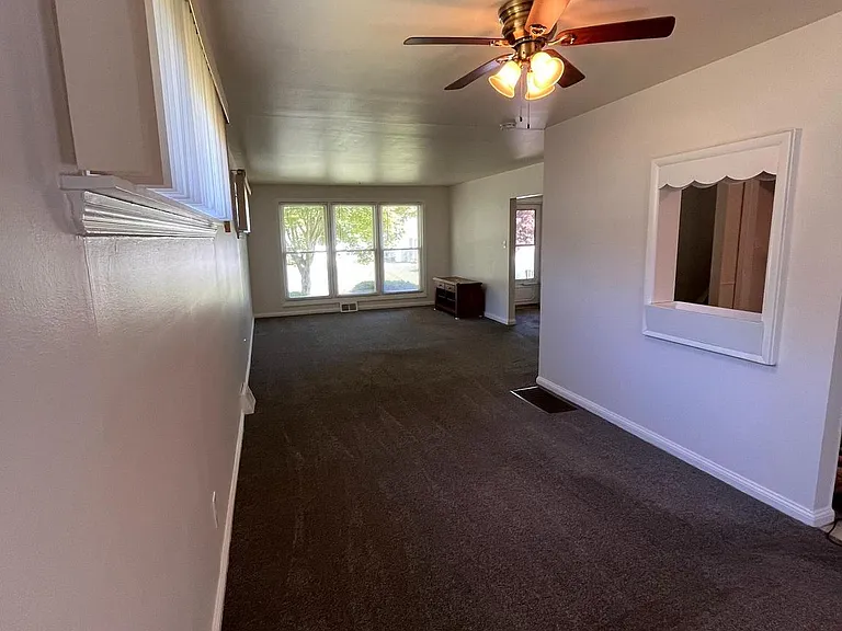 1213 Farmington Ln — Photo 13