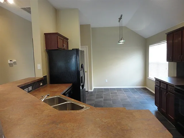 4 bed, 2.0 bath, 2029 sqft, $2,570 — Photo 3