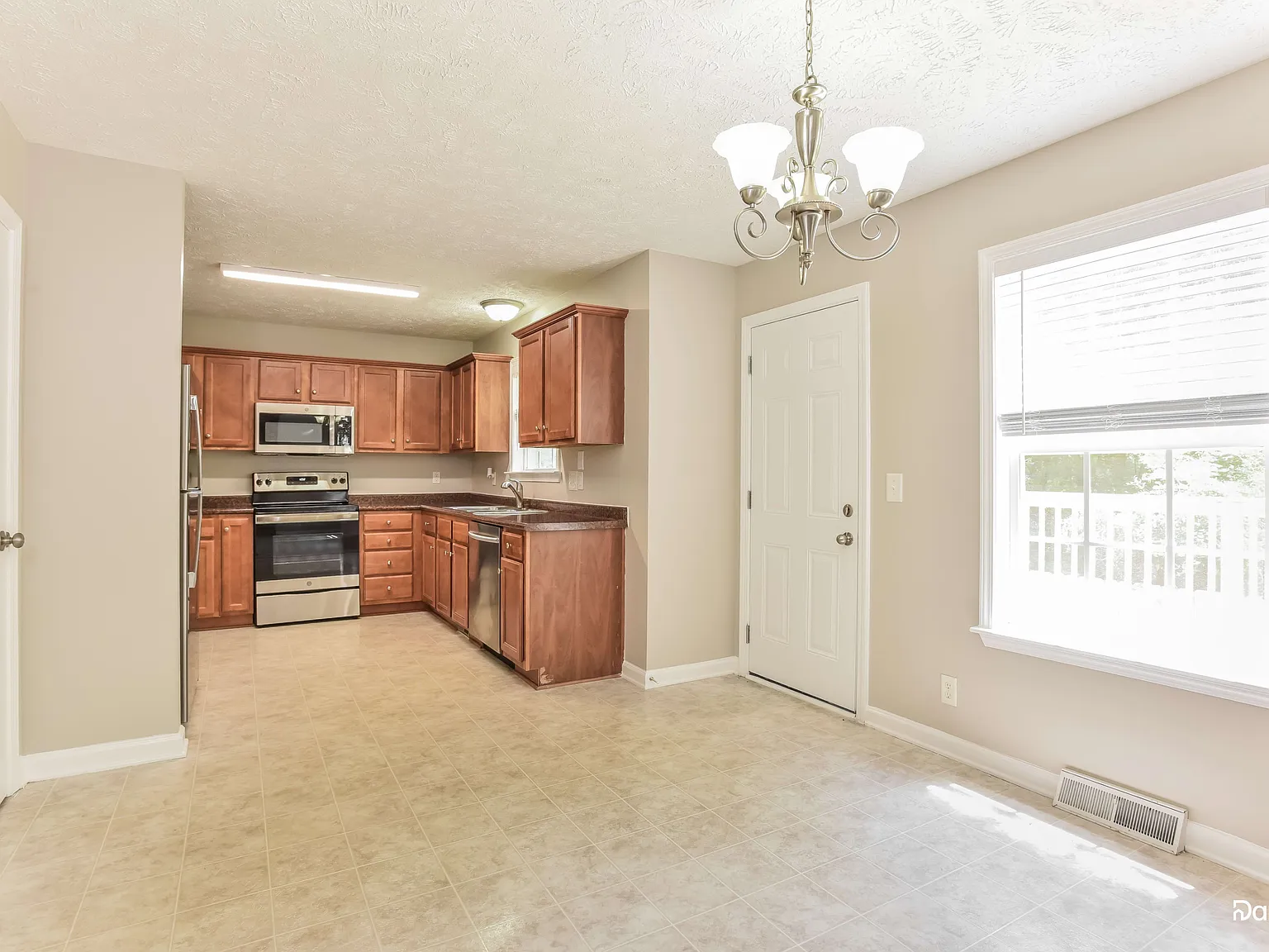 3 bed, 2.5 bath, 1900 sqft, $2,145 — Photo 3
