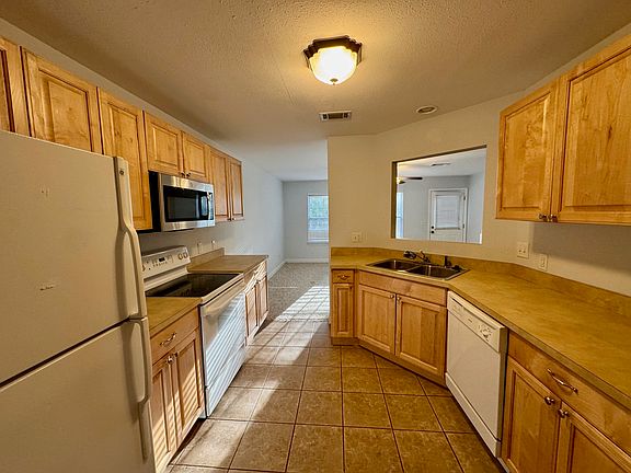 3rd image of 208 Sawyer Ln