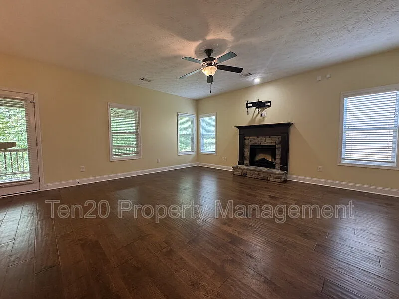 4 bed, 3.0 bath, 2433 sqft, $2,300 — Photo 2