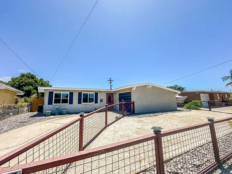 1117 Iris Ave — Photo 2