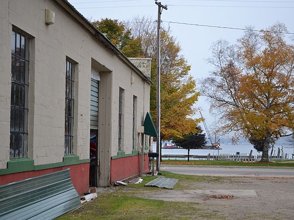 4th image of 100 N Lake Street