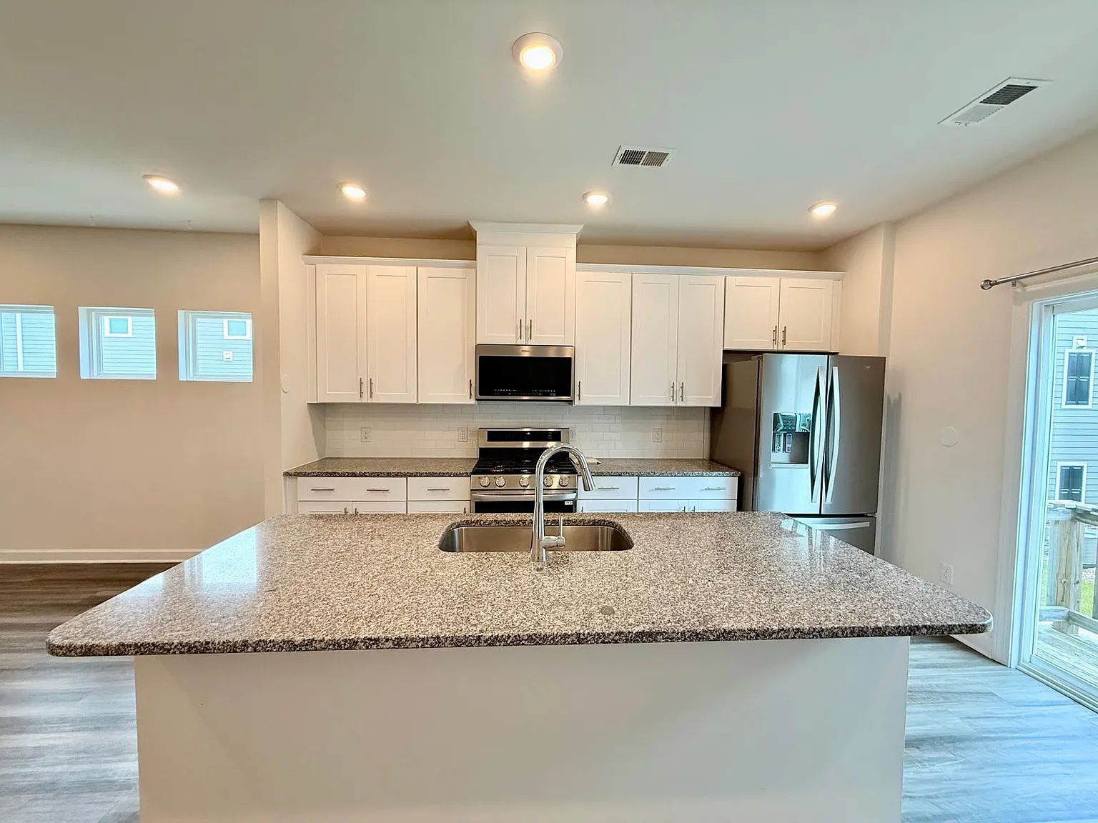 4 bed, 2058 sqft, $2,285 — Photo 2