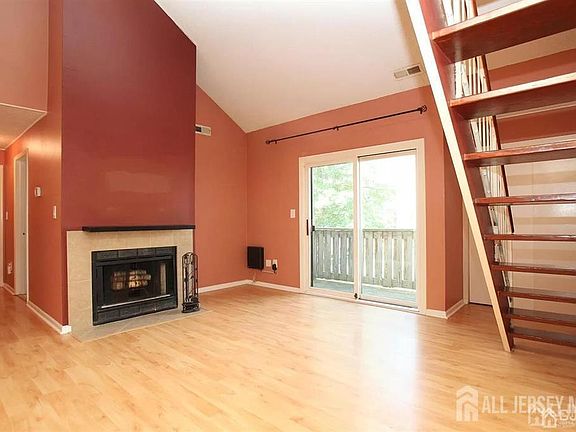 4th image of 818 Ravens Crest Dr
