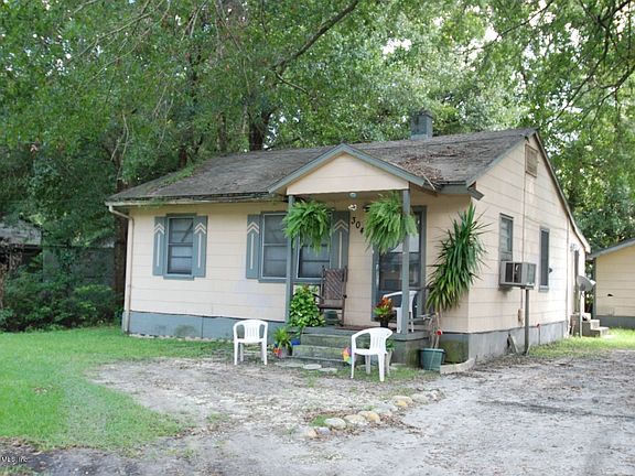 3rd image of 3044 2nd Street Cir